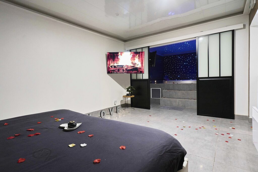 Chambre vue jacuzzi — Loft Private Spa